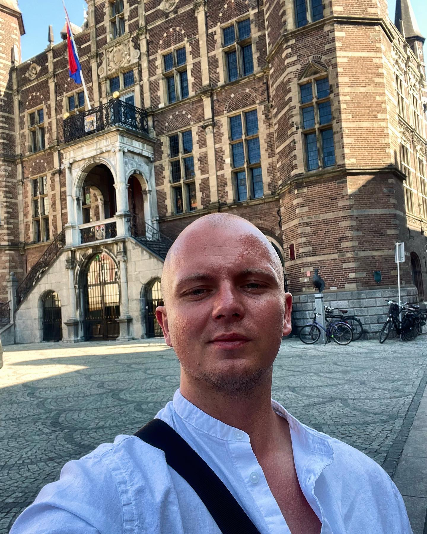 Ein Bild von David Sajitz hinter der St. Martinus Kirche in Venlo, Niederlanden